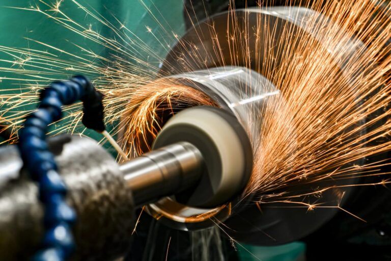 La rettifica CNC sostituisce la tornitura nella lavorazione di fori di precisione?